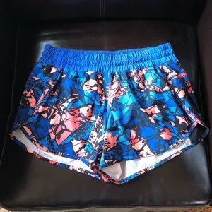 lulu 4” Tracker short  EUC size 10
